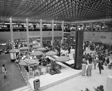 884506 Afbeelding van een avondconcert van de Utrechtse Politie Muziekvereniging in het winkelcentrum Hoog Catharijne ...